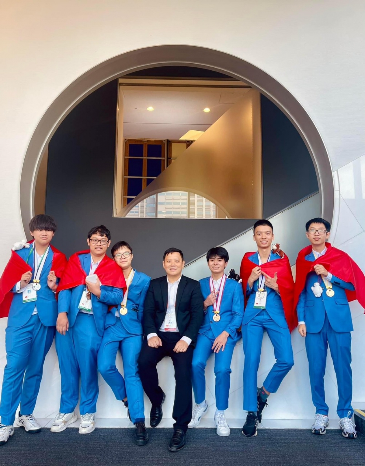 Đội tuyển Việt Nam tham dự Olympic Toán quốc tế chụp ảnh cùng GS. Lê Anh Vinh tại Nhật Bản
