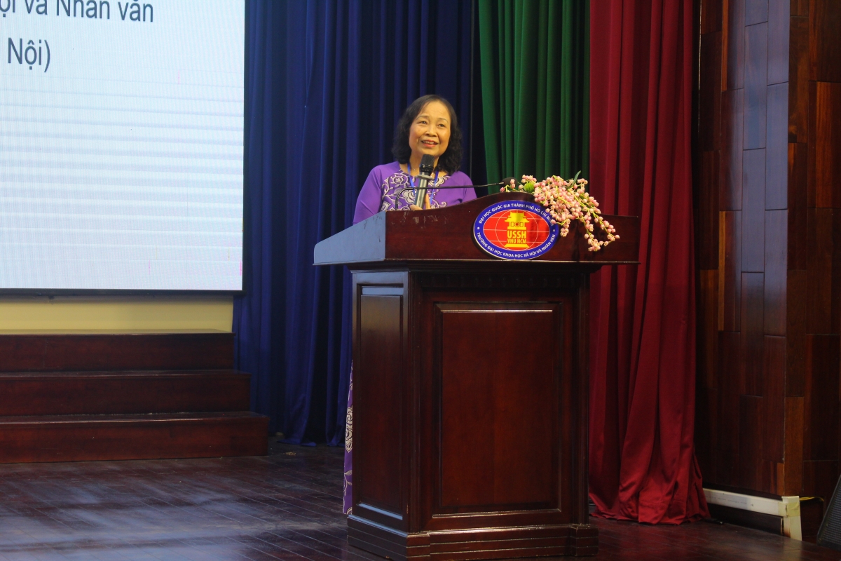 PGS. TS Vũ Thị Phụng - Tổng biên tập Tạp chí Lưu trữ và Thời đại, đọc báo cáo đề dẫn Hội thảo