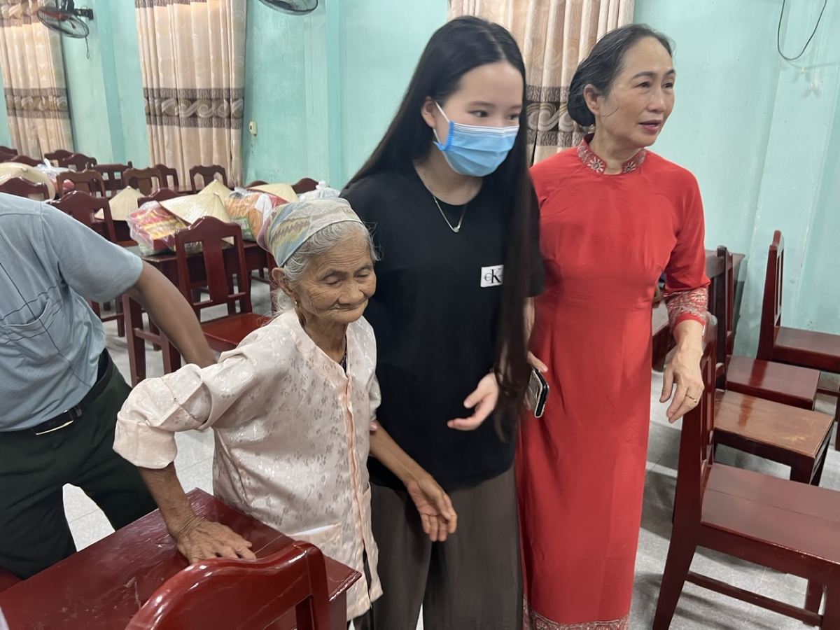 Cựu TNXP thời chống Pháp Nguyễn Thị Hường lên nhận quà