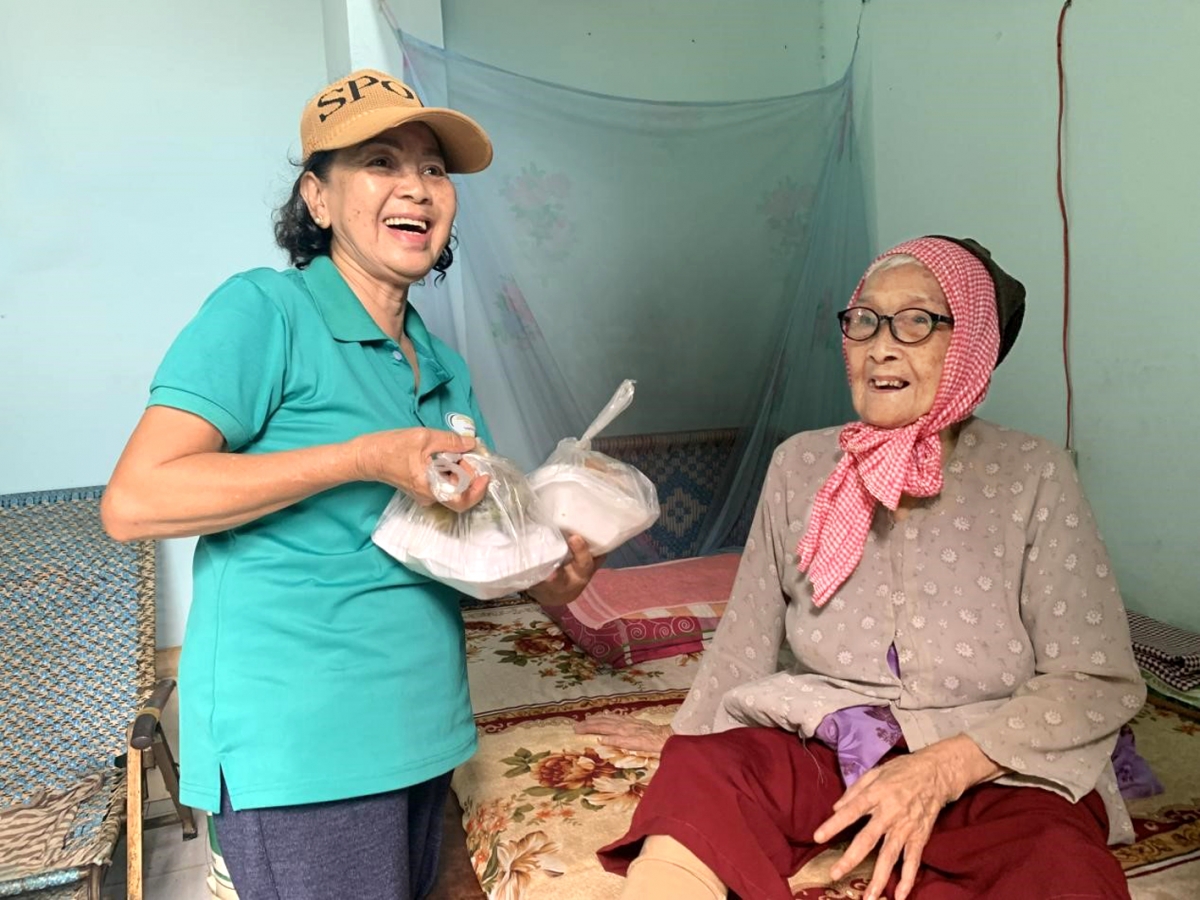 Cô Biên đến tận nhà phát cơm cho bà Hồ Thị Lượm