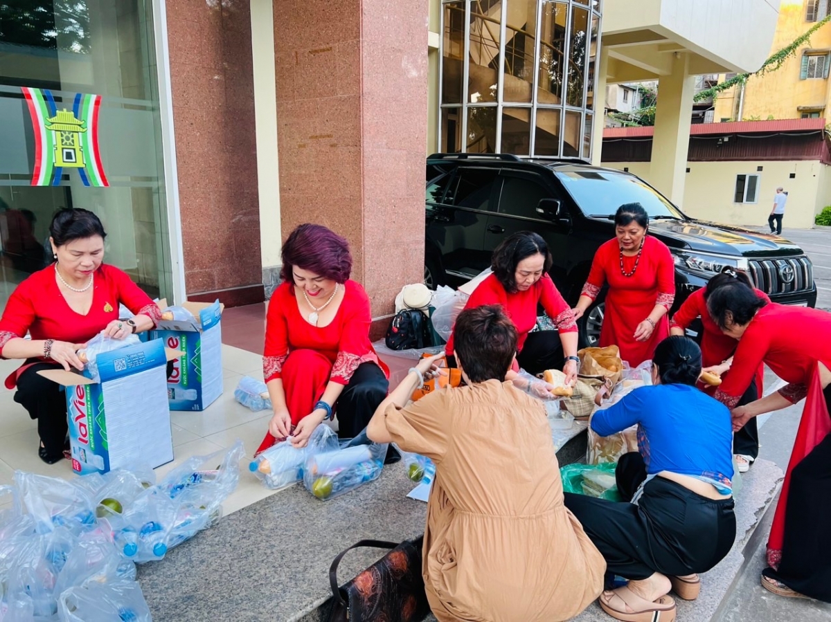 Các thành viên đoàn thiện nguyện đóng gói quà tặng