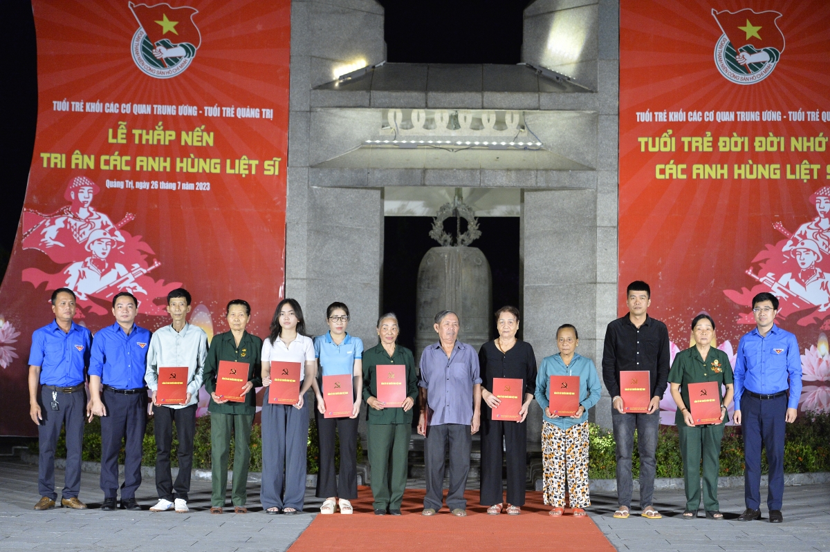 Anh Bùi Hoàng Tùng (ngoài cùng, bên phải) Bí thư Đoàn khối các cơ quan TW trao tặng các suất quà cho các gia đình chính sách, người có công tại tỉnh Quảng Trị (Ảnh: Minh Đức)
