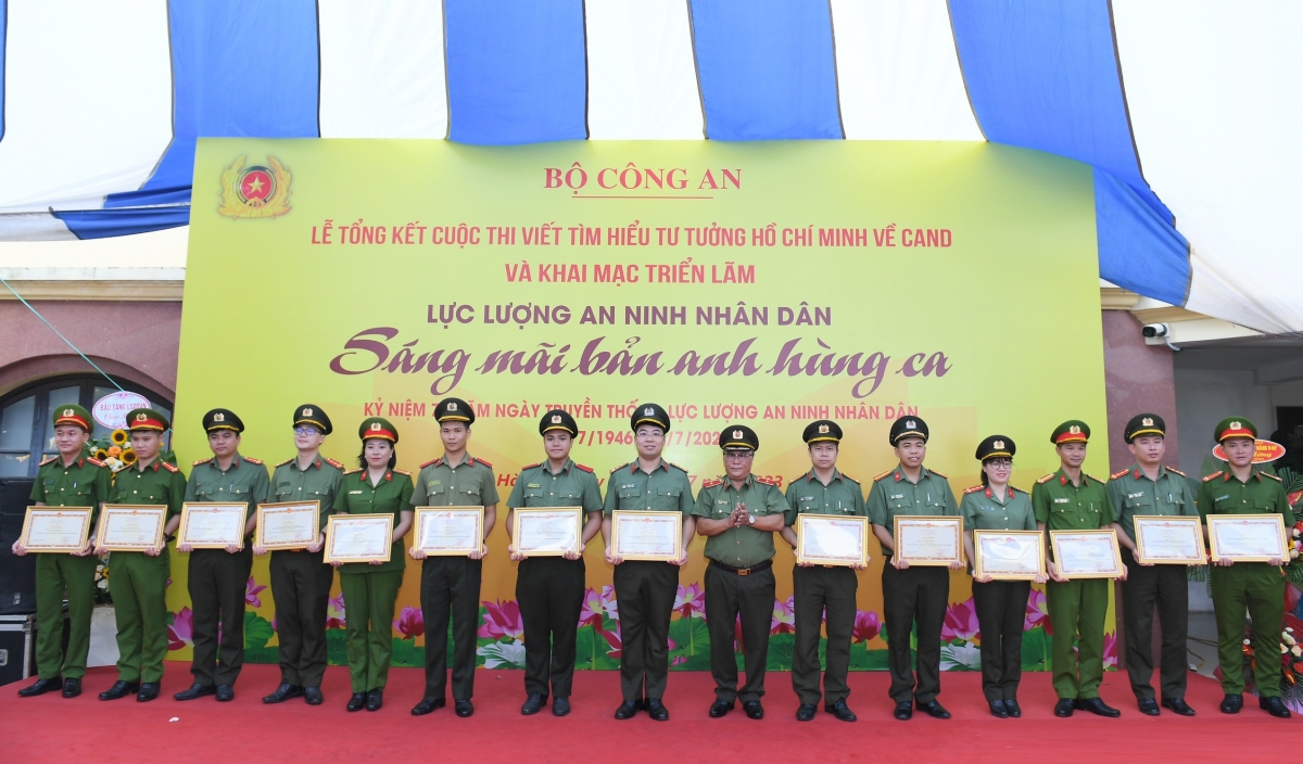 Các tác giả, nhóm tác giả đoạt Giải Ba cuộc thi viết Tìm hiểu tư tưởng Hồ Chí Minh về Công an nhân dân