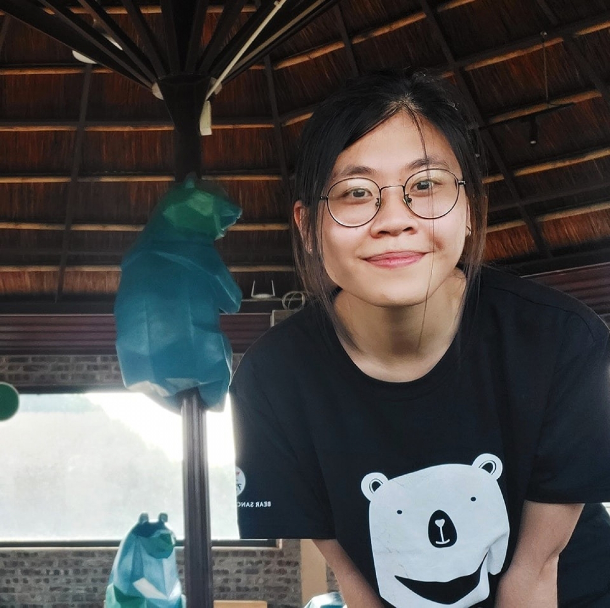 “Công việc của chúng tôi khá khó. Ngành chăm sóc, phúc lợi động vật vẫn chưa phát triển tại Việt Nam. Nhưng anh Harry luôn kiên nhẫn với những người mới như chúng tôi. Anh mang đến sự khích lệ và kiến thức cho chúng tôi”- Chị Nguyễn Lê Thùy Linh, đồng nghiệp của anh Harold Browning tại Trung tâm cứu hộ động vật hoang dã Hà Nội