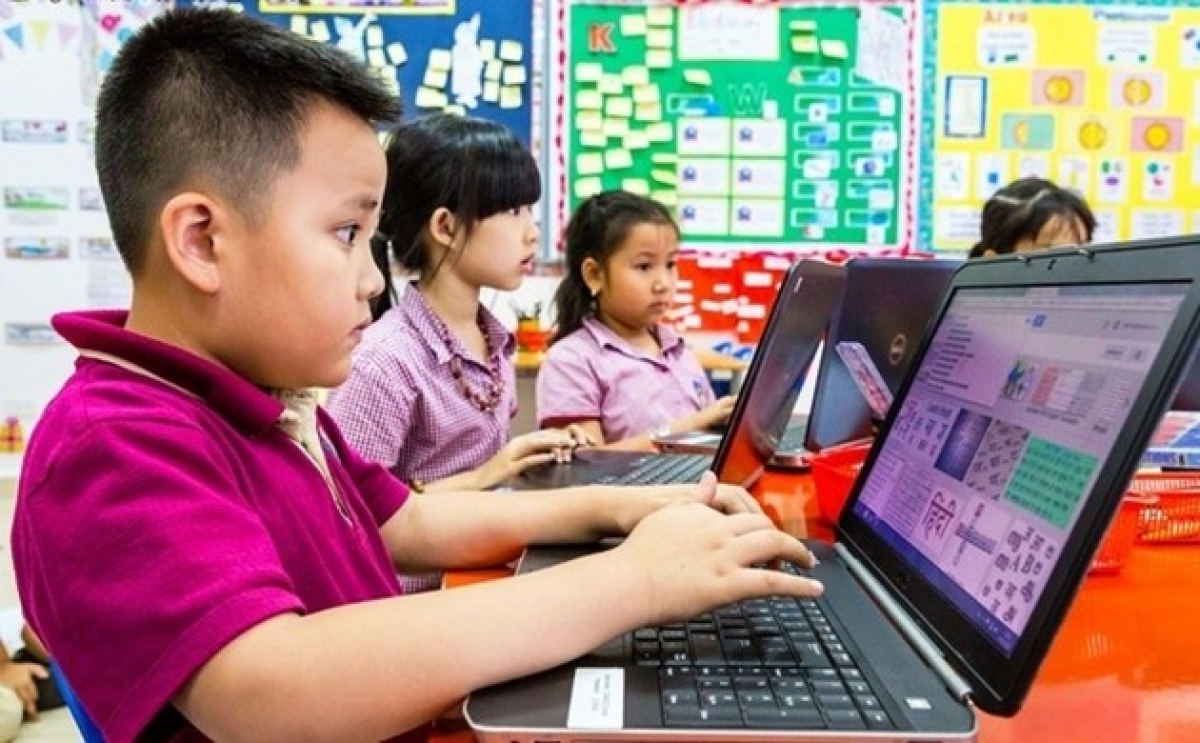 Sớm tiếp cận với internet, mạng xã hội, trẻ em phải đối mặt với rất nhiều nguy cơ tiềm ẩn từ những nội dung độc hại trên không gian mạng. (Ảnh minh họa)