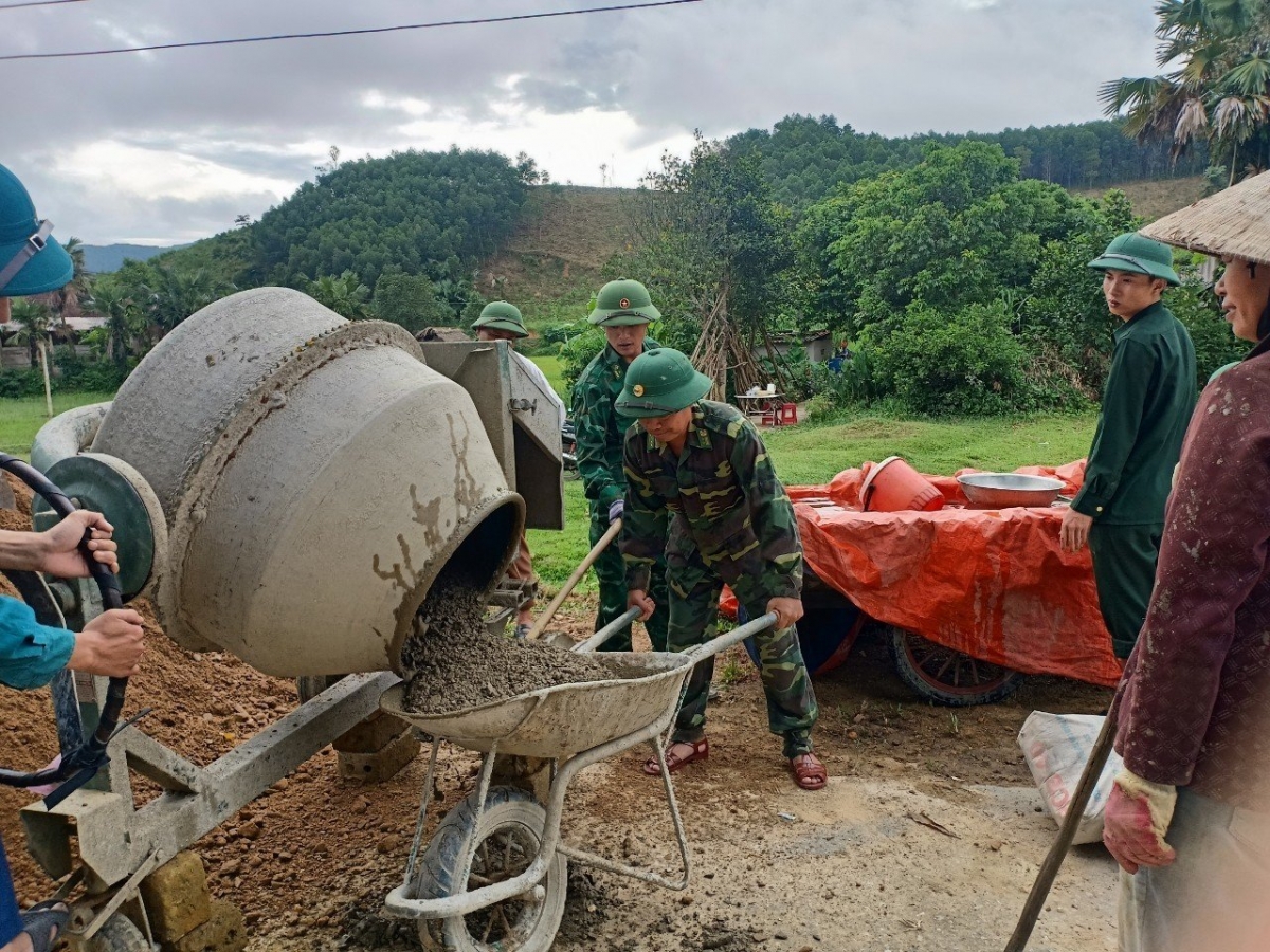 Cán bộ chiến sỹ đồn Biên phòng Phú Gia giúp xã Hương Lâm, huyện Hương Khê xây dựng nông thôn mới