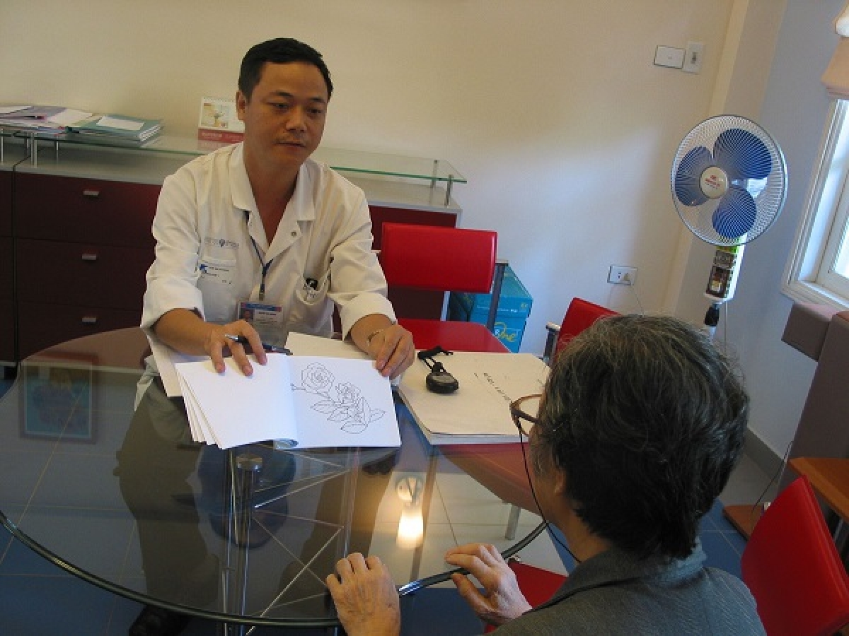 Bác sĩ BV Lão khoa TW đang khám cho một bệnh nhân sa sút trí tuệ