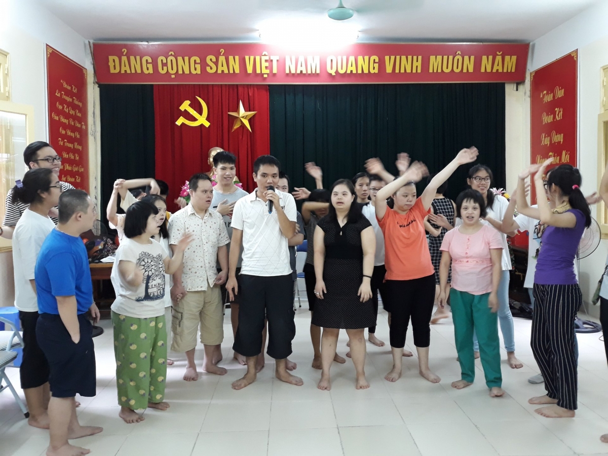 Các thành viên của CLB Văn nghệ trẻ khuyết tật Hà Nội trong một buổi tập múa, hát