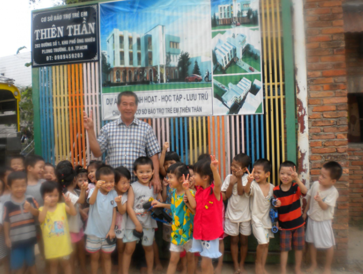 Ông Hiệp cùng các cháu bé lớp mầm non Cơ sở Thiên thần