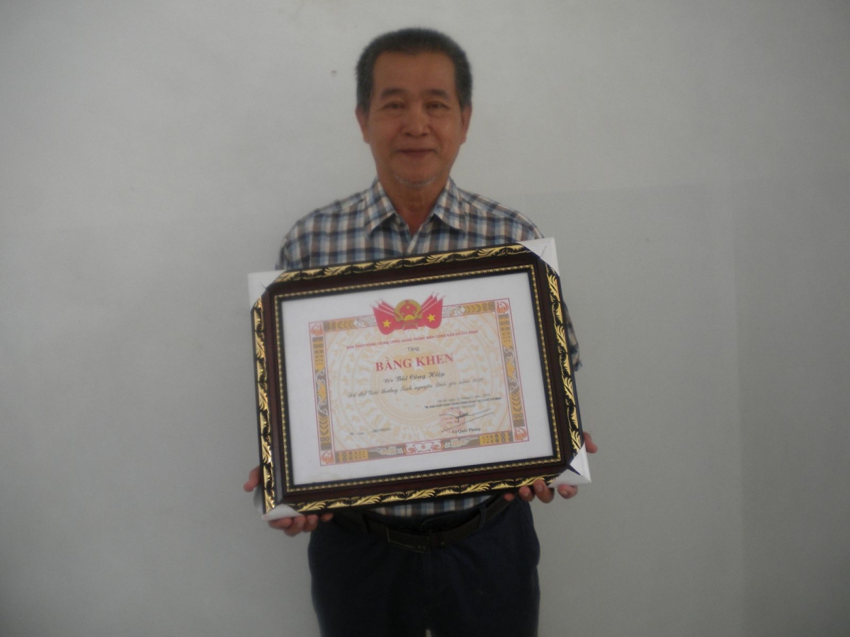 Ông Hiệp nhận Bằng khen của TW Đoàn Thanh niên CSHCM