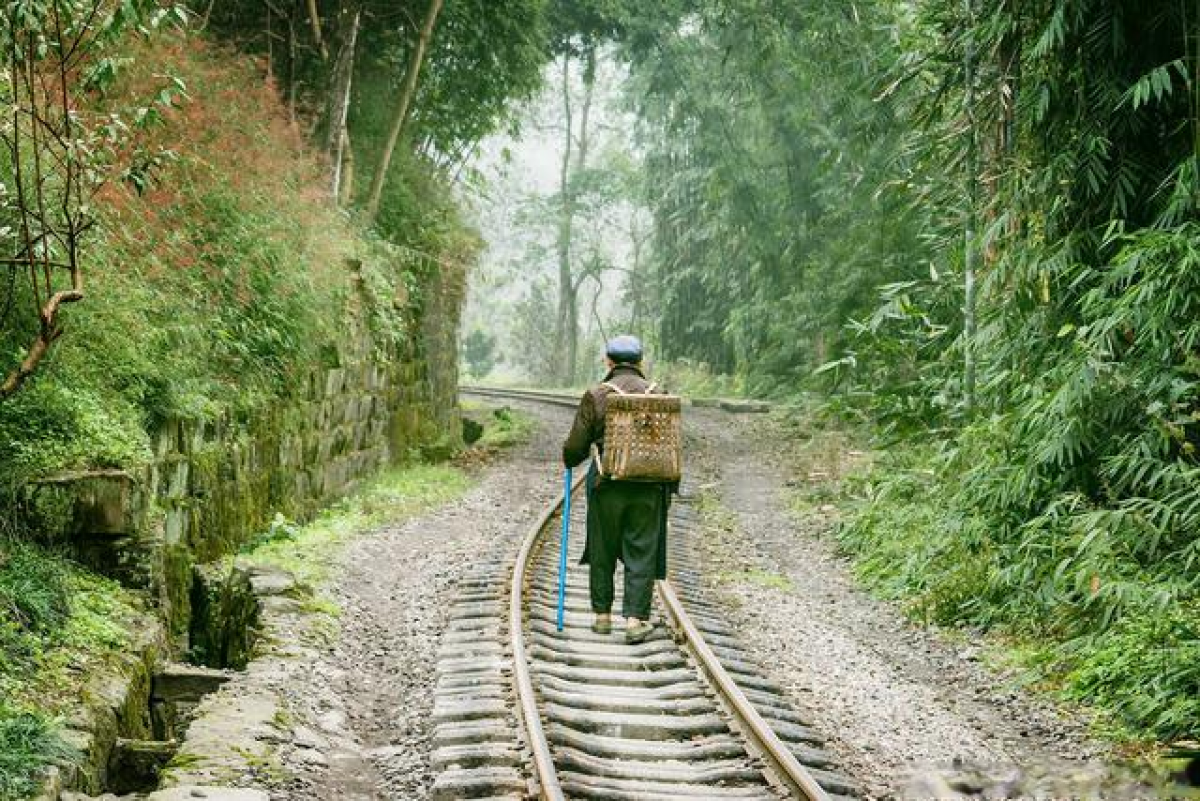 Mỗi buổi chiều, bà He thường leo núi và lượm rác bán lấy tiền mua kẹo cho trẻ nhỏ