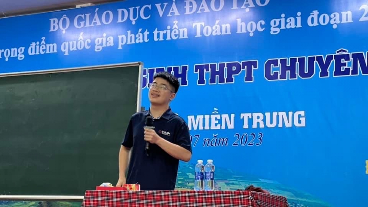 Ngô Quý Đăng - chủ nhân 2 HCV olympic Toán quốc tế chia sẻ kinh nghiệm học Toán với các em học sinh THPT chuyên Toán tại Trường hè cho học sinh THPT các tỉnh phía Nam và Tây Nguyên