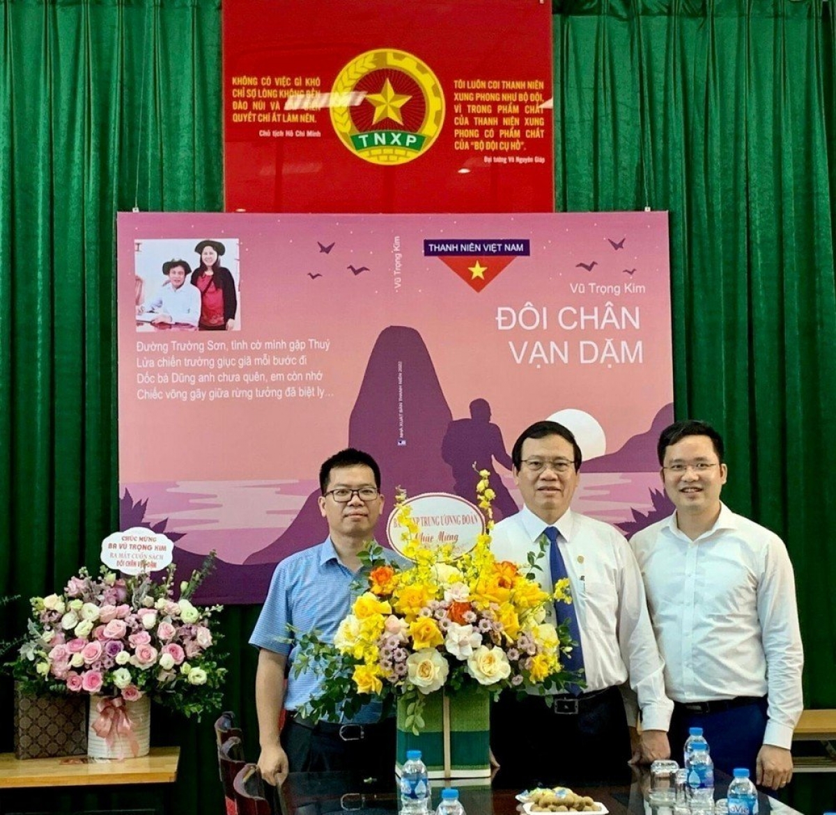 Tác giả Vũ Trọng Kim ( giữa) trong buổi ra mắt sách "Đôi chân vạn dặm". Ảnh do nhân vật cung cấp