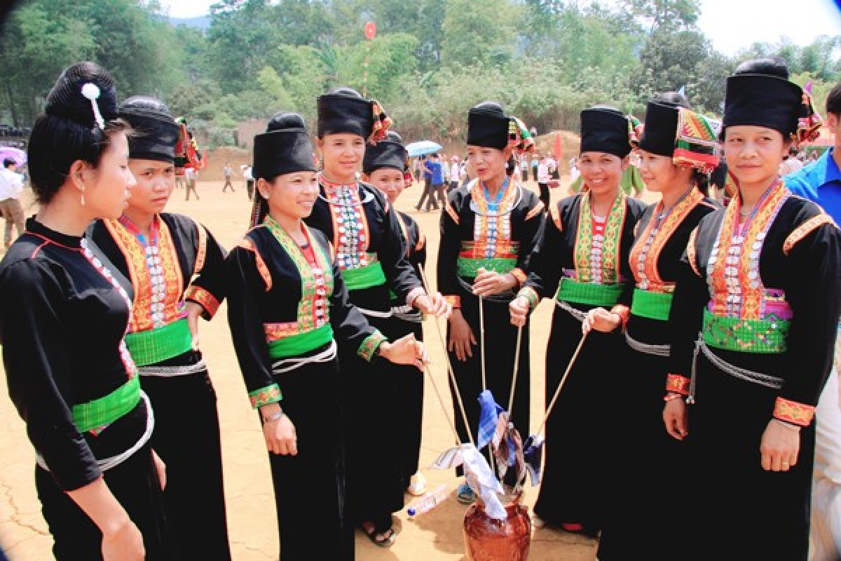 Đồng bào Khơ Mú sở hữu rất nhiều nét sinh hoạt văn hóa độc đáo, trong đó có lễ vào nhà mới. Ảnh: Internet