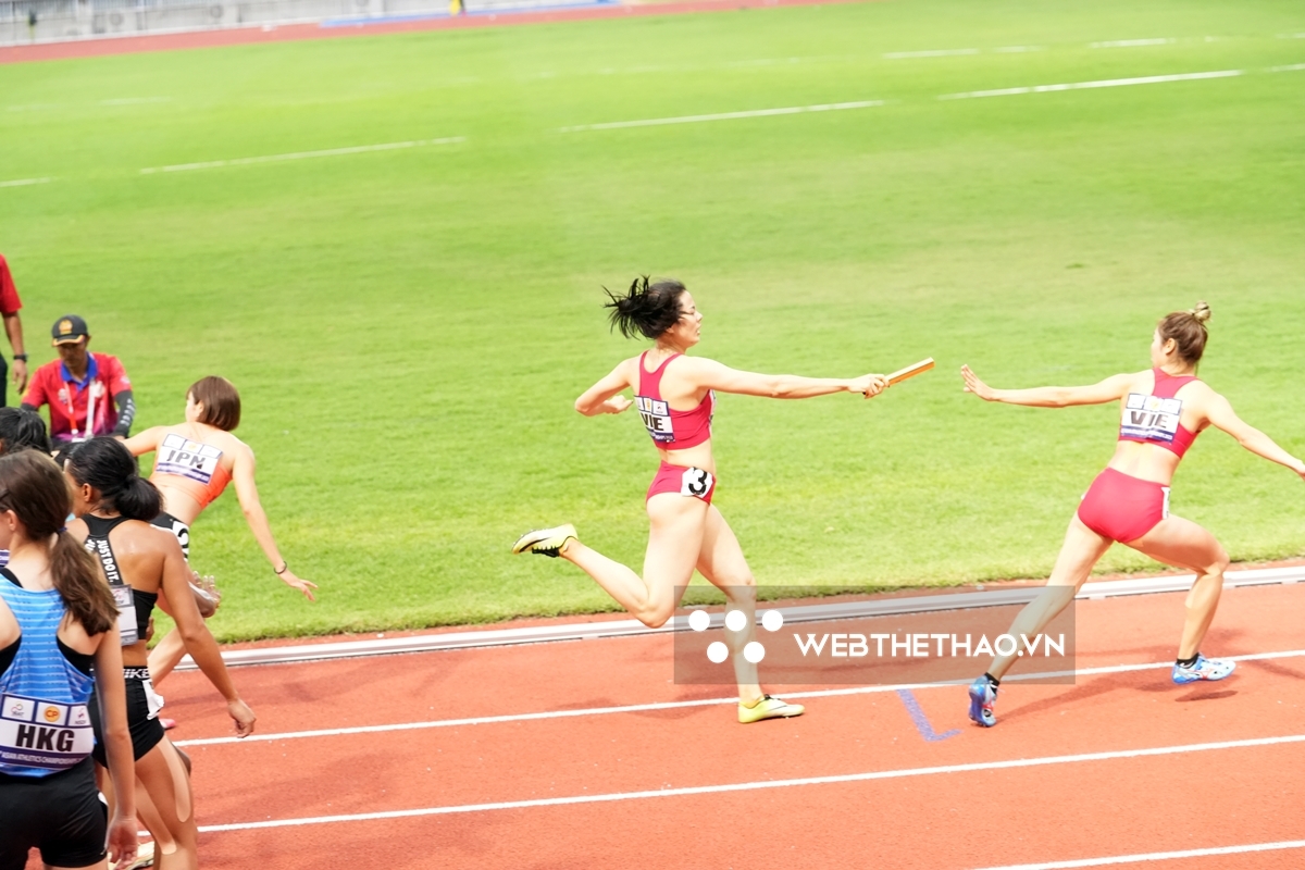 Nguyễn Thị Huyền ở lượt trao gậy cuối cùng cho Nguyễn Thị Hằng (Ảnh: webthethao)