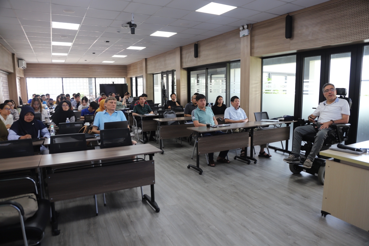 GS. Hatem Zaag giảng bài tại Trường hè 