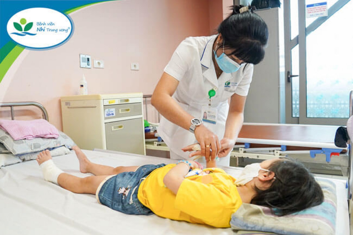 Bệnh nhi bị nhiễm trùng gót chân do kẹp vào nan hoa xe đạp