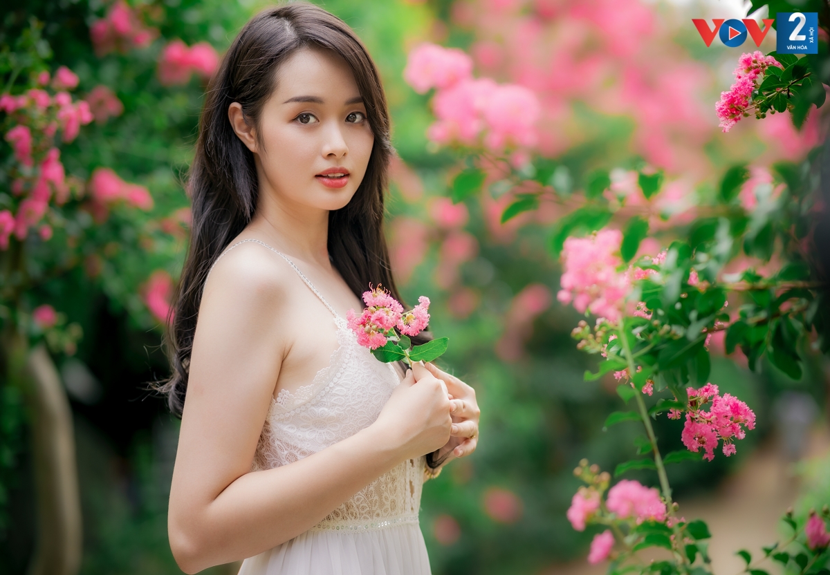 Nhiều người không ngại chi hàng triệu đồng để thuê thợ chụp ảnh, lưu lại khoảnh khắc đẹp cùng hoa tường vi.