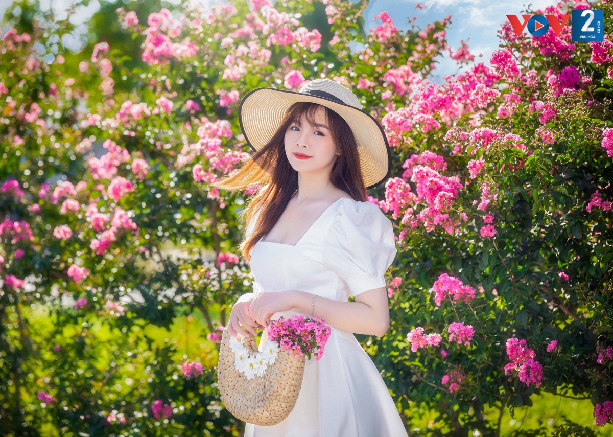 Những ngày cuối tuần, công viên thu hút rất nhiều bạn trẻ đến chụp hình.