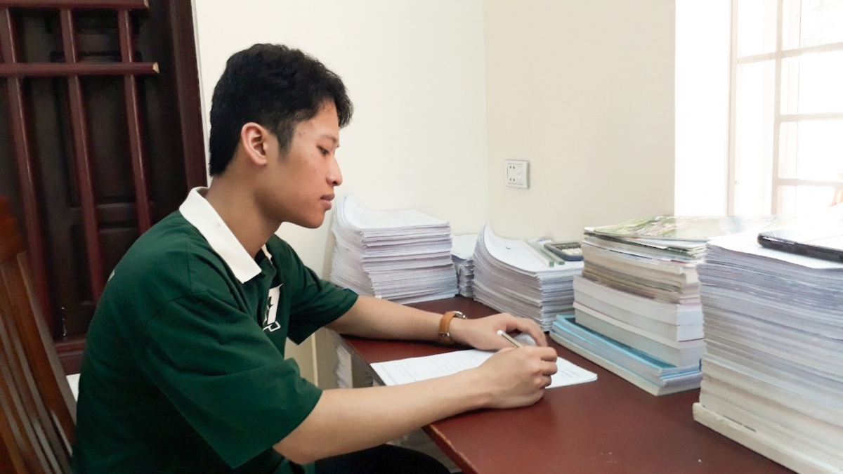 Mai Duy Anh Quân tại góc học tập thân quen. Ảnh: GĐCC
