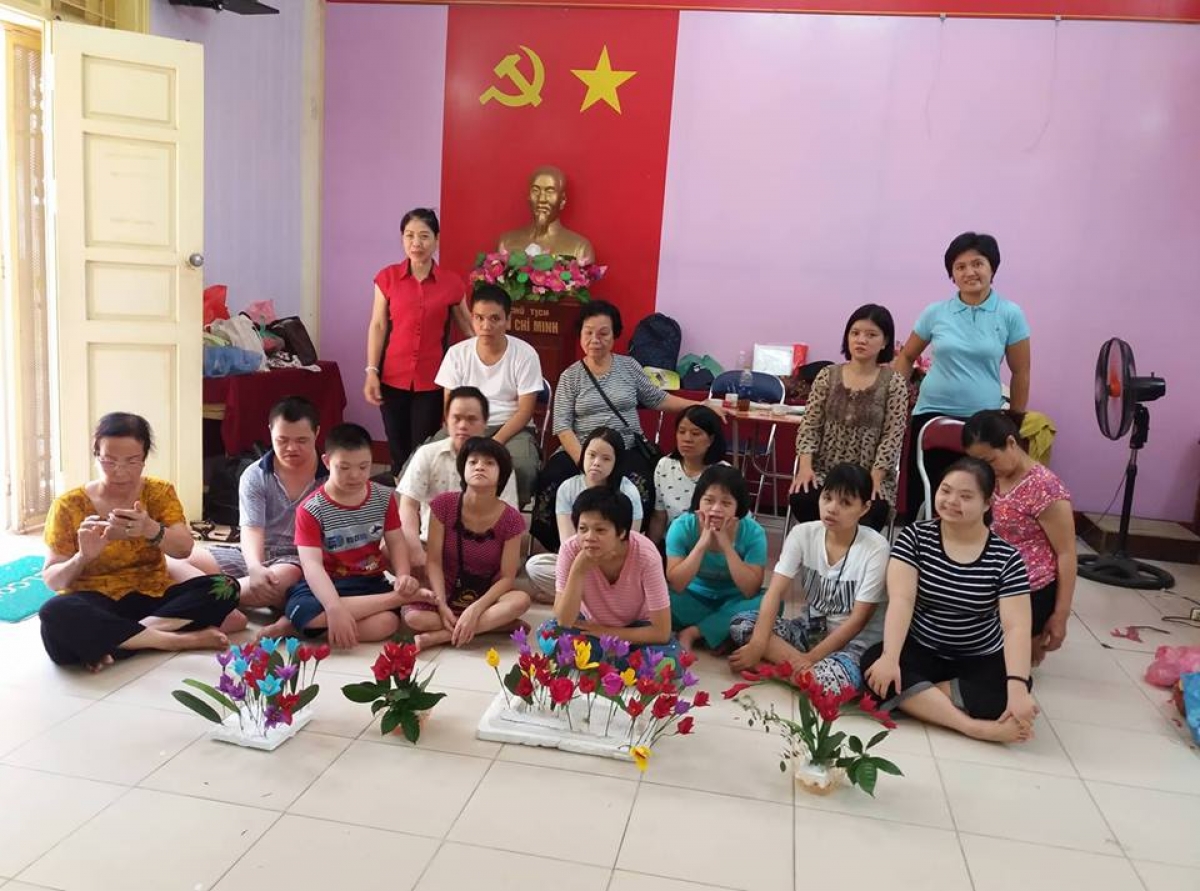 Một buổi học nghề của CLB và "sản phẩm" do chính bàn tay của trẻ khuyết tật tạo ra