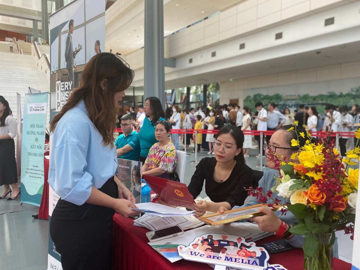 3000 vị trí việc làm được tuyển dụng trực tiếp trong khuôn khổ Lễ tốt nghiệp năm 2023 Trường ĐH Mở Hà Nội
