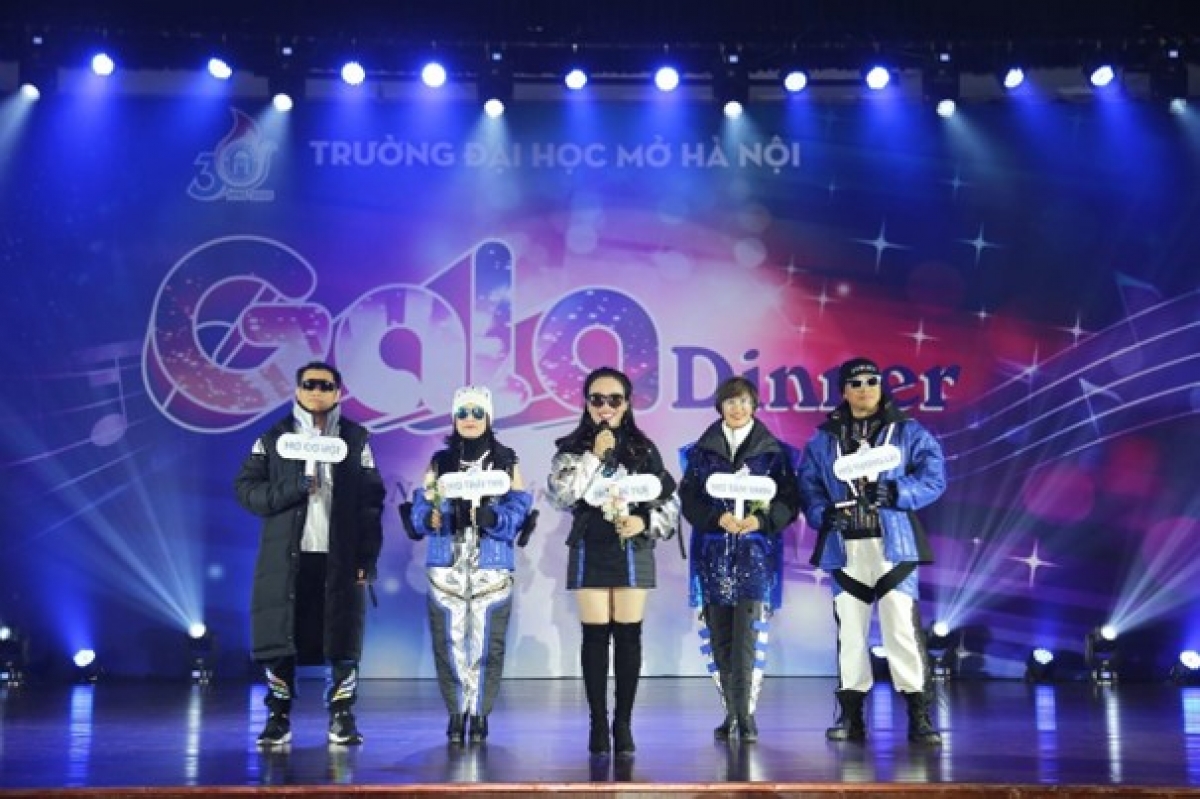 Lãnh đạo Trường Đại học Mở Hà Nội trình diễn BST “The Future”
do sinh viên nhà trường thiết kế