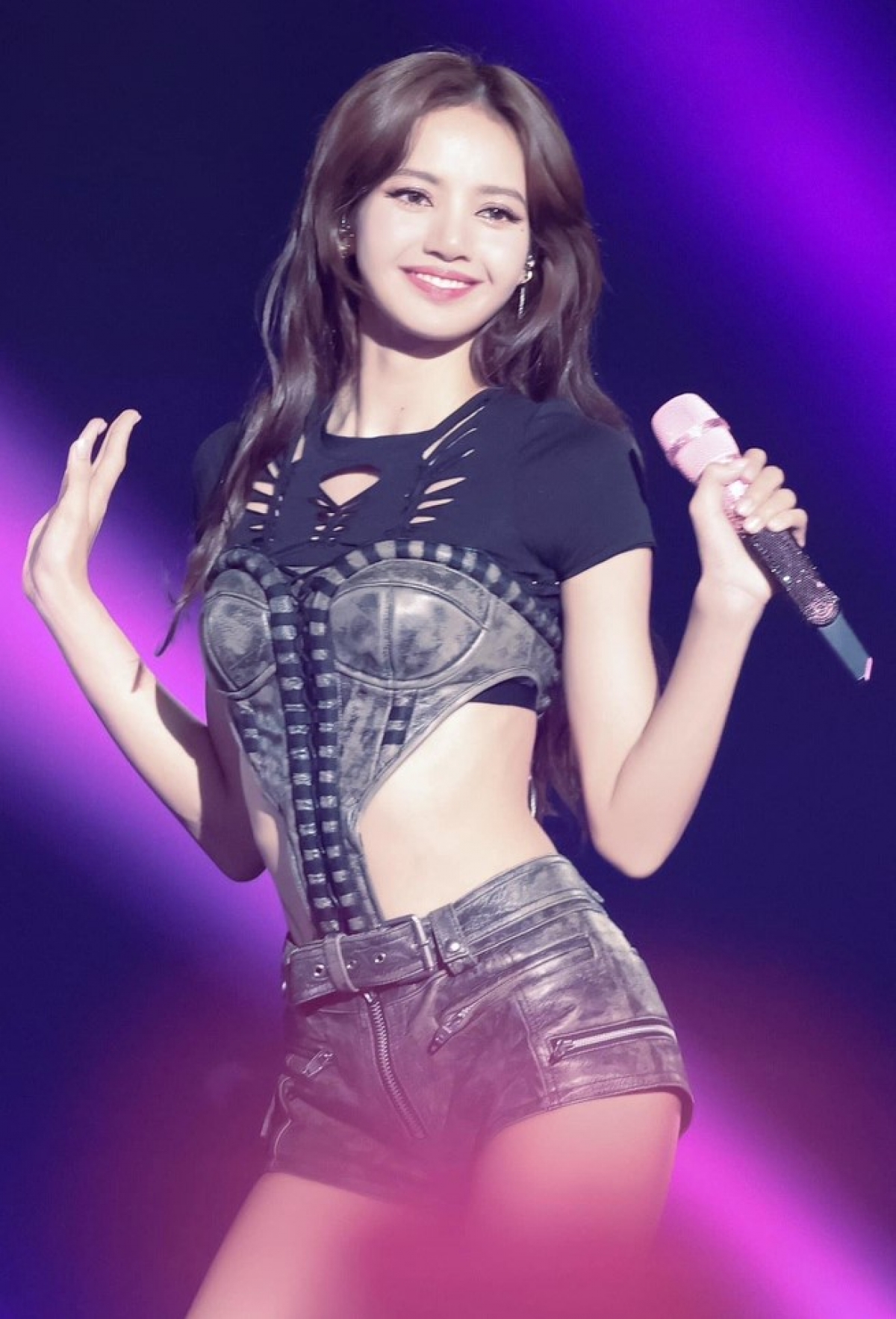 Lisa cá tính, chất lừ nhưng cũng không kém phần quyến rũ trong tour diễn châu Á lần này. Fan Việt tất nhiên không khỏi mong chờ được thấy Lisa vén "mái 10 tỷ" ở SVĐ Mỹ Đình