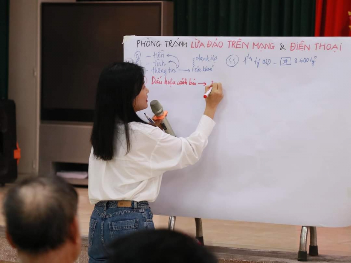 Thạc sĩ Phạm Thị Hiền hướng dẫn phòng tránh lừa đảo trên mạng cho người cao tuổi và người khuyết tật ở Hà Nội (Ảnh: NVCC)