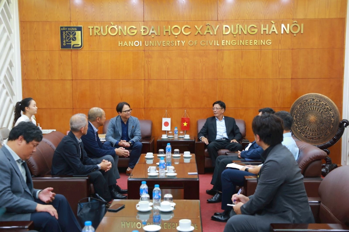 Hai đơn vị trao đổi thông tin trong Lễ ký kết
