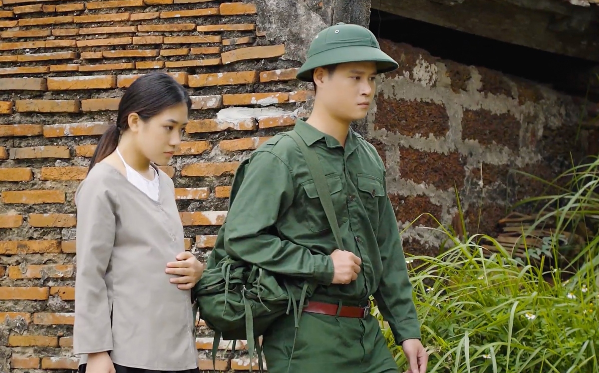 MV "Bến sông đợi chờ" đủ để khán giả cảm nhận về những hi sinh trong thời chiến mà không cần khỏi lửa, đạn bom.