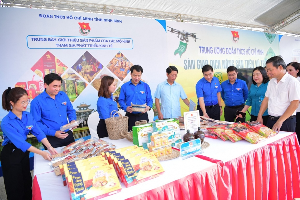 Gian hàng trưng bày, giới thiệu sản phẩm của các mô hình tham gia phát triển kinh tế sàn giao dịch nông sản trên nền tảng Metaverse