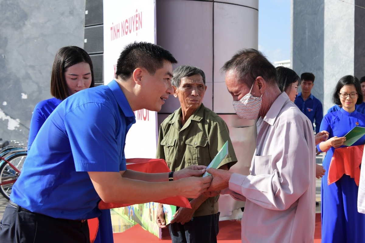 Thăm và tặng quà cho các đối tượng chính sách