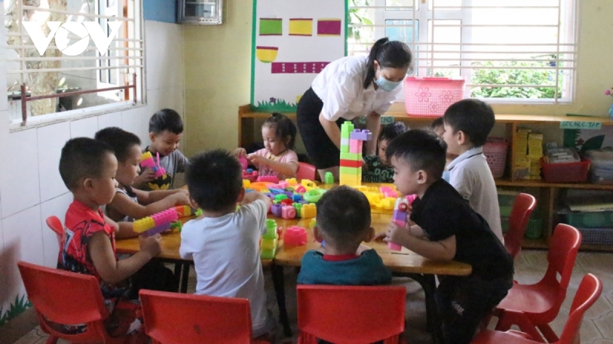 Con em được học trong môi trường an toàn công nhân yên tâm làm việc.