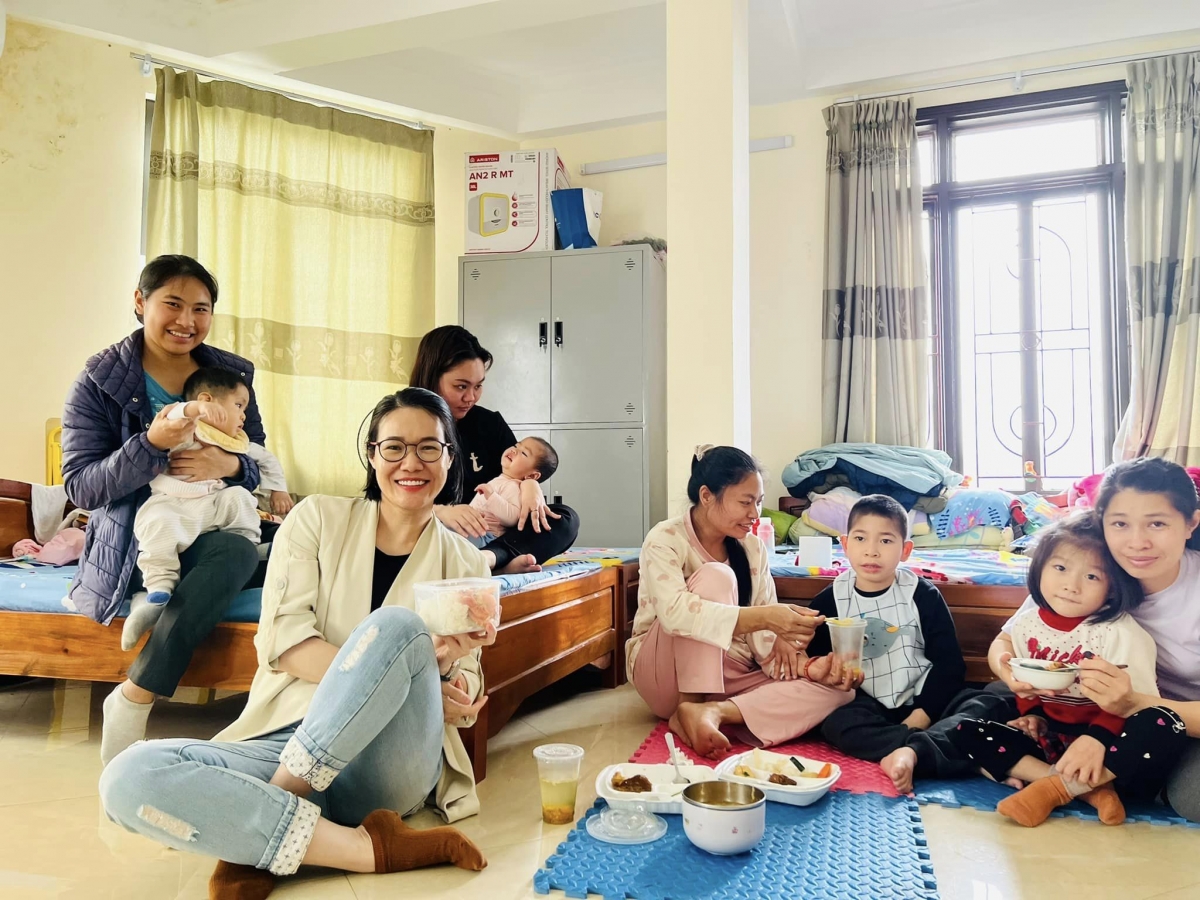 Những bà mẹ trong "Gia đình siêu nhân" cùng chia sẻ, hỗ trợ nhau