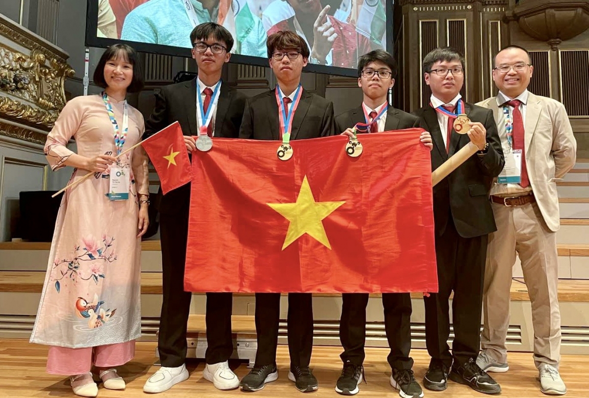 PGS.TS. Nguyễn Thị Thu Hà, Trưởng đoàn; Em Mai Văn Đức, em Nguyễn Mạnh Khôi, em Nguyễn Kim Giang, em Đinh Cao Sơn, TS. Phạm Văn Phong, Phó trưởng đoàn.