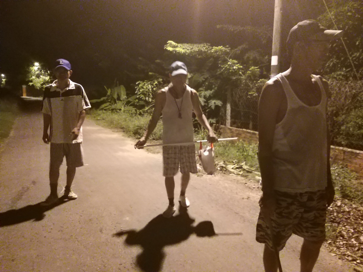 Ông Tài và những người bạn vừa đi bộ tập thể dục vừa nhặt rác