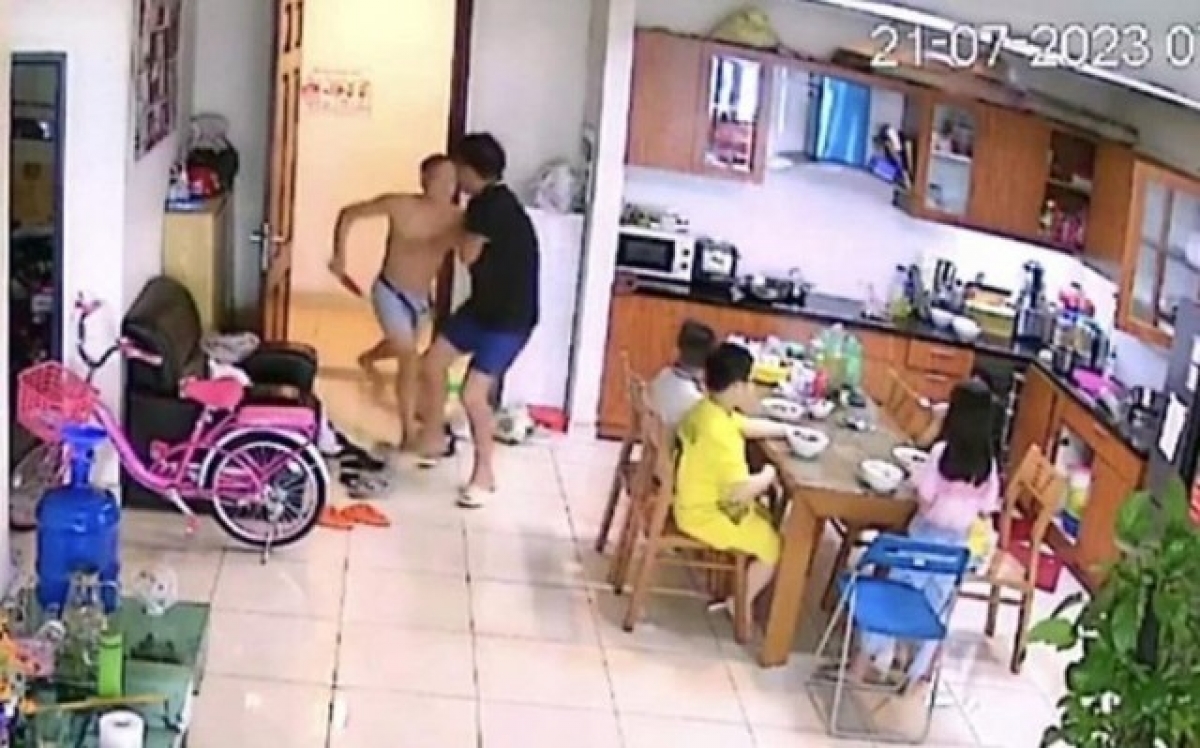 Ông H. cầm dao đâm anh L. (ảnh cắt từ clip)