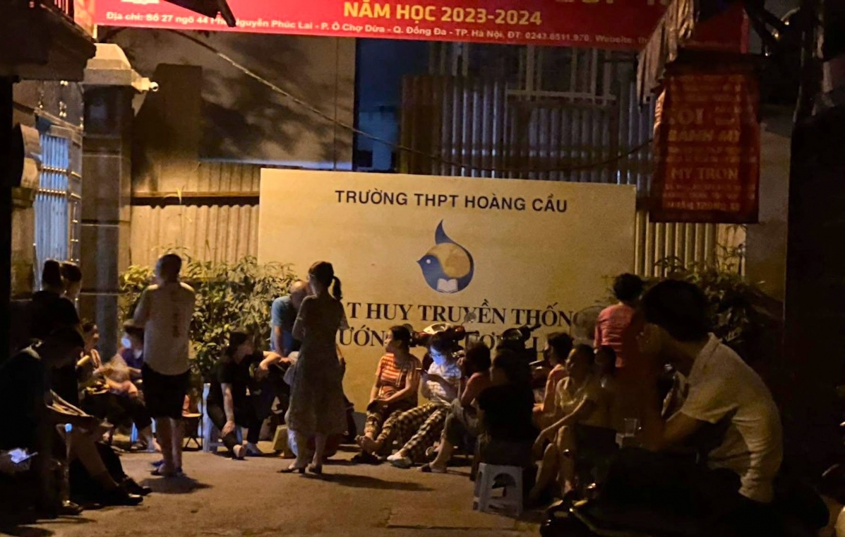 Phụ huynh xếp hàng từ đêm để tìm một chỗ học cho con tại một trường THPT dân lập, một trong những hình ảnh gây bức xúc trong dư luận. Ảnh:KT