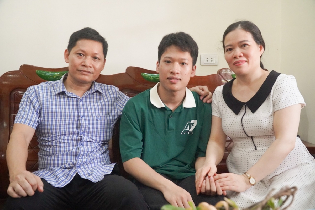 Mai Duy Anh Quân, thí sinh thủ khoa khối B toàn quốc mùa thi 2023 cùng bố mẹ đồng thời là thầy cô giáo giúp em đạt điểm 10 Hóa học và Sinh học. Ảnh: GĐCC