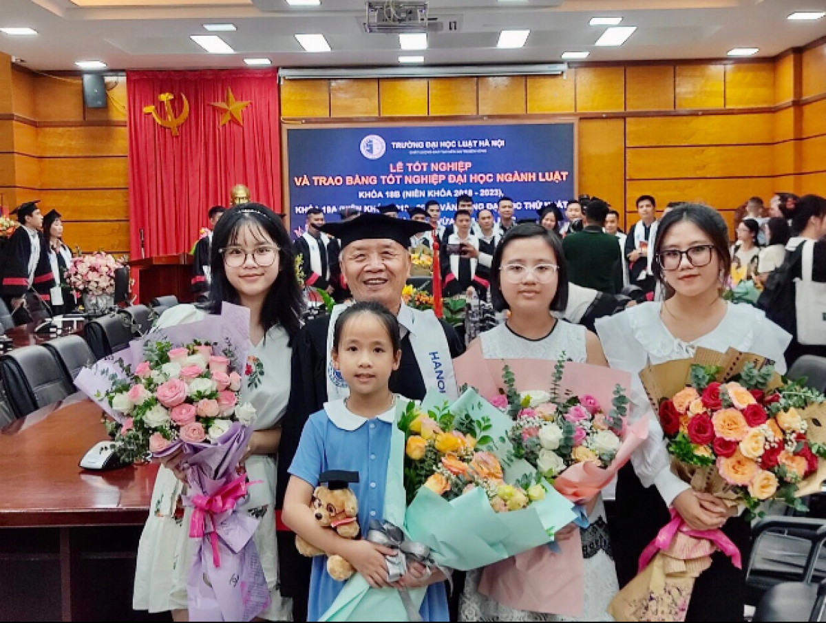 Sinh viên Ngô Tôn Đức chụp ảnh cùng các cháu của mình