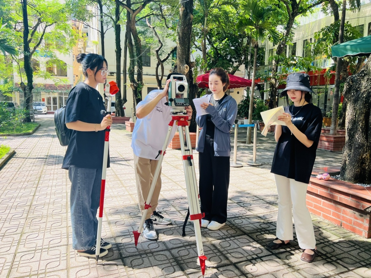 Một giờ thực hành của sinh viên ngành Quản lý đất đai khoa Địa lý Trường ĐHKHTN - ĐH Quốc gia Hà Nội