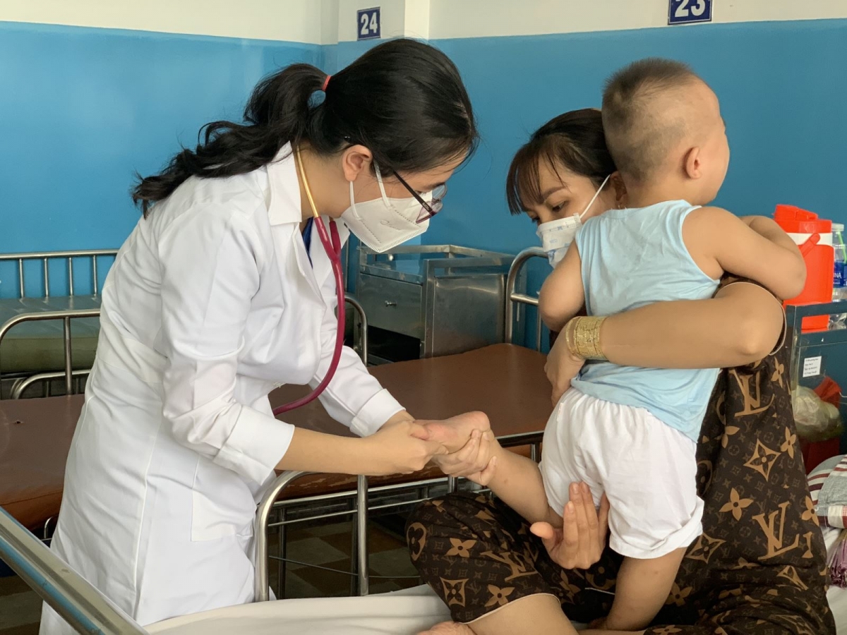 Dịch tay chân miệng và sốt xuất huyết đang bùng phát ở nhiều tỉnh thành