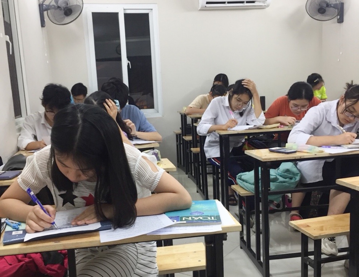 Những lớp học ôn kéo dài từ sáng đến đêm phục vụ cho kì thi vào 10 của học sinh lớp 9 ở Hà Nội.