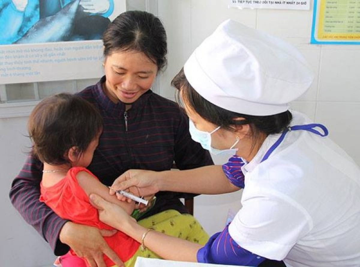 Trẻ nhỏ cần được tiêm vaccine để tạo miễn dịch chủ động, phòng các bệnh truyền nhiễm
