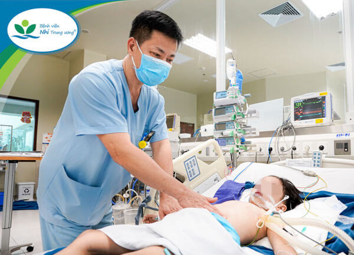 TS.BS Đặng Ánh Dương – Trưởng khoa Điều trị tích cực Ngoại khoa thăm khám cho bệnh nhi T.M