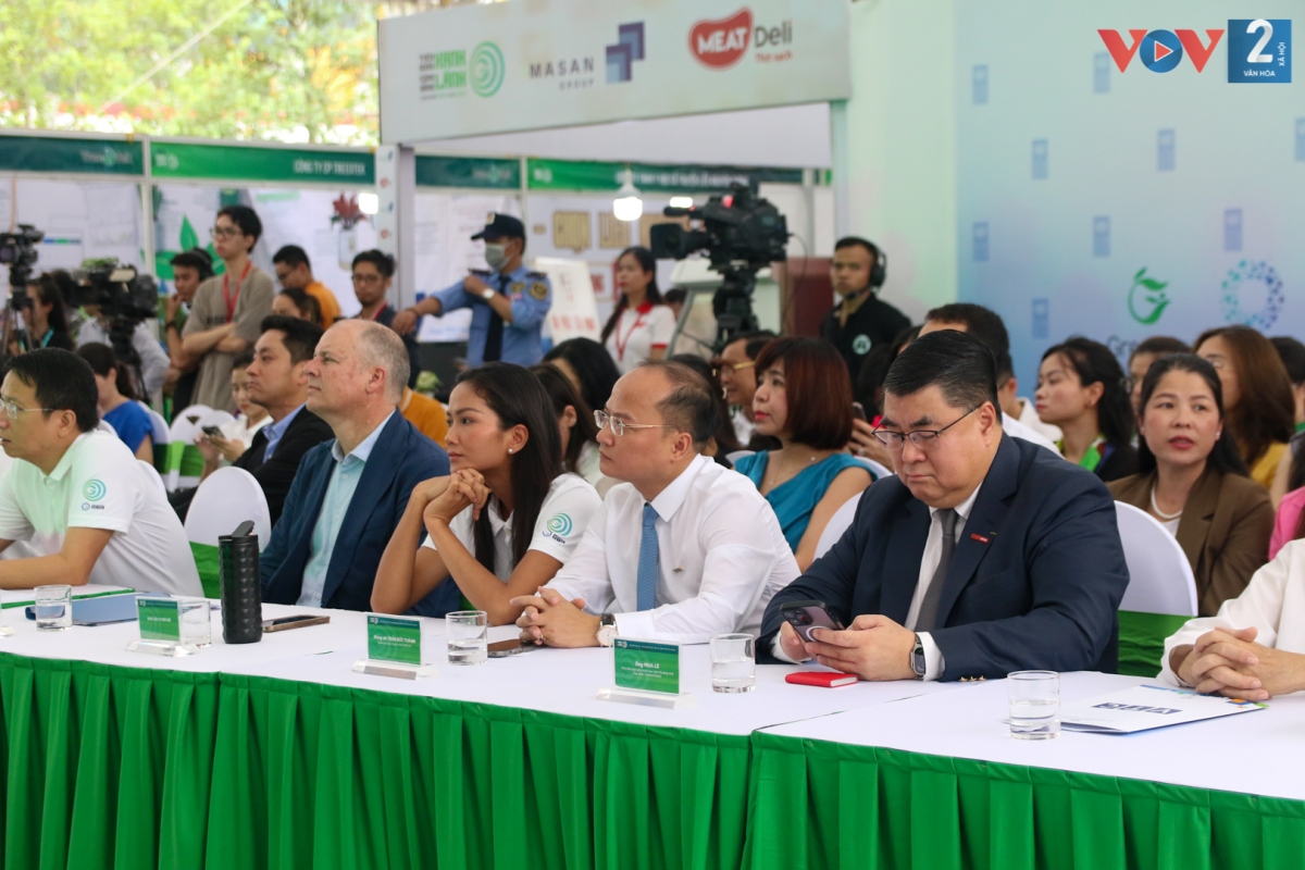 Các đại biểu tham dự Lễ khai mạc triển lãm “Tiêu dùng xanh - Cùng sống lành”