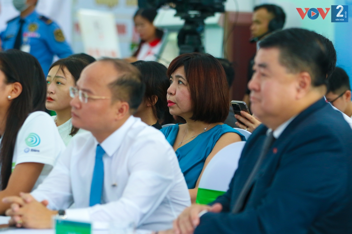 Các đại biểu tham dự Lễ khai mạc triển lãm “Tiêu dùng xanh - Cùng sống lành”