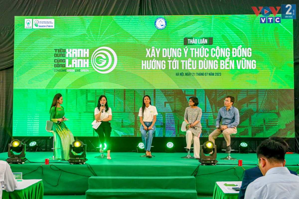 Các đại biểu tham gia chia sẻ tại toa đàm “Vai trò công nghệ trong tiêu dùng bền vững”