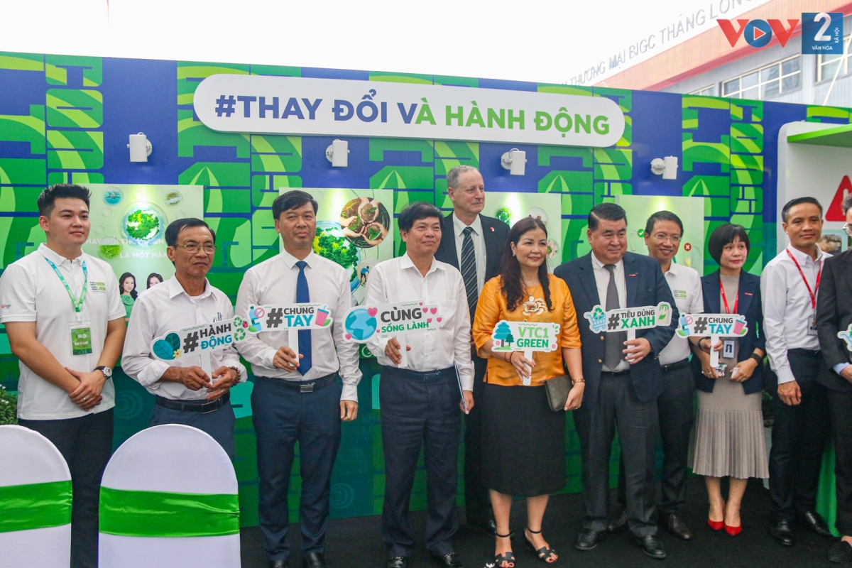 Các đại biểu tham quan gian hàng tại triển lãm “Tiêu dùng xanh - Cùng sống lành”